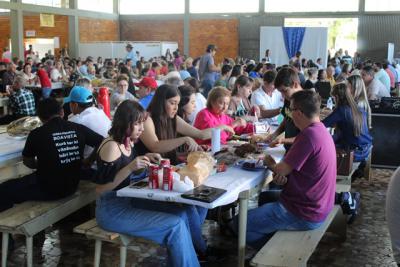 Festa de Santâ€™Ana comercializou 1.500 quilos de churrasco