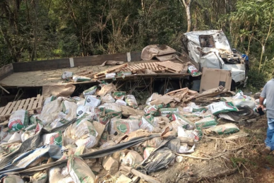 Marquinho: CaminhÃ£o fica destruÃ­do apÃ³s acidente na BR 158 