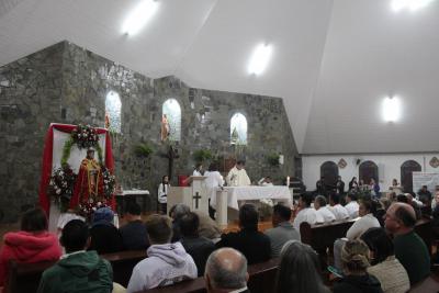 Dezenas de FiÃ©is participaram da Missa dos Romeiros em Campo Mendes
