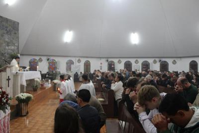 Dezenas de FiÃ©is participaram da Missa dos Romeiros em Campo Mendes