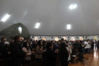 Dezenas de FiÃ©is participaram da Missa dos Romeiros em Campo Mendes