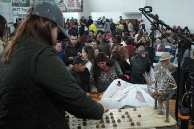  Bingo com PavilhÃ£o lotado movimentou a programaÃ§Ã£o festiva do Bom Jesus em Campo Mendes