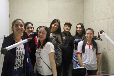 Alunos da 3ª Série do Magistério do Colégio Gildo gravaram peça de Teatro na Rádio Campo Aberto