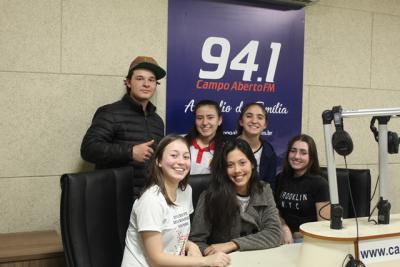 Alunos da 3ª Série do Magistério do Colégio Gildo gravaram peça de Teatro na Rádio Campo Aberto