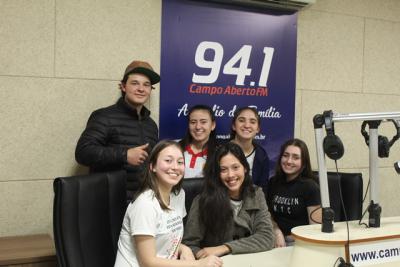 Alunos da 3ª Série do Magistério do Colégio Gildo gravaram peça de Teatro na Rádio Campo Aberto