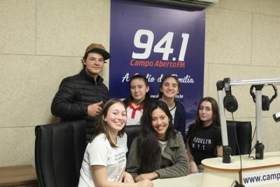 Alunos da 3ª Série do Magistério do Colégio Gildo gravaram peça de Teatro na Rádio Campo Aberto