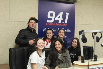 Alunos da 3ª Série do Magistério do Colégio Gildo gravaram peça de Teatro na Rádio Campo Aberto
