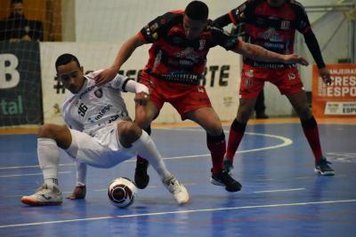 OperÃ¡rio Laranjeiras goleia Campo MourÃ£o e retorna ao G4 do Paranaense de Futsal Chave Ouro.
