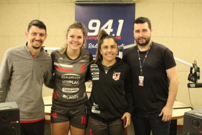 Goleiras das equipe de Futsal Feminino Leoas da Serra visitam a Campo Aberto FM