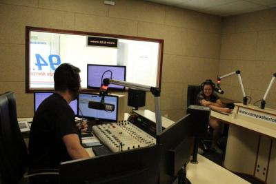 Goleiras das equipe de Futsal Feminino Leoas da Serra visitam a Campo Aberto FM