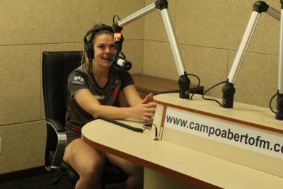 Goleiras das equipe de Futsal Feminino Leoas da Serra visitam a Campo Aberto FM