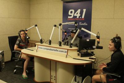 Goleiras das equipe de Futsal Feminino Leoas da Serra visitam a Campo Aberto FM