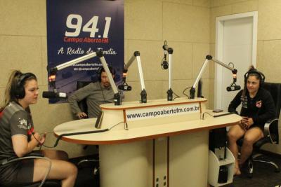 Goleiras das equipe de Futsal Feminino Leoas da Serra visitam a Campo Aberto FM