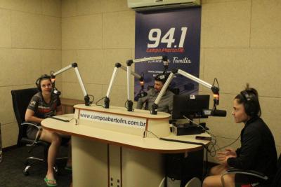 Goleiras das equipe de Futsal Feminino Leoas da Serra visitam a Campo Aberto FM