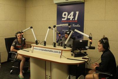 Goleiras das equipe de Futsal Feminino Leoas da Serra visitam a Campo Aberto FM