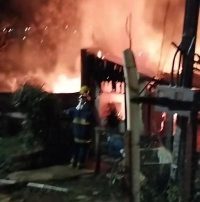 Laranjeiras: Casa Ã© destruÃ­da pelo fogo no bairro Cristo Rei 