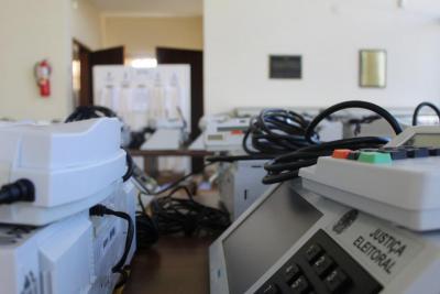FÃ³rum Eleitoral da Comarca de Laranjeiras do Sul estÃ¡ realizando a Cerimonia de LacraÃ§Ã£o das Urnas EletrÃ´nicas