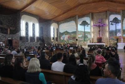 Com ParticipaÃ§Ã£o Da RCC e CTG EstÃ¢ncia do IguaÃ§u aconteceu o 4Âº dia da Novena da Padroeira em Laranjeiras do Sul