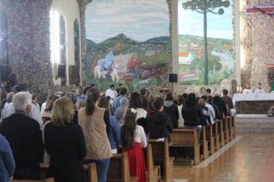 Com ParticipaÃ§Ã£o Da RCC e CTG EstÃ¢ncia do IguaÃ§u aconteceu o 4Âº dia da Novena da Padroeira em Laranjeiras do Sul