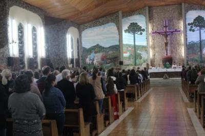 Com ParticipaÃ§Ã£o Da RCC e CTG EstÃ¢ncia do IguaÃ§u aconteceu o 4Âº dia da Novena da Padroeira em Laranjeiras do Sul