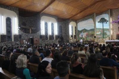 Com ParticipaÃ§Ã£o Da RCC e CTG EstÃ¢ncia do IguaÃ§u aconteceu o 4Âº dia da Novena da Padroeira em Laranjeiras do Sul