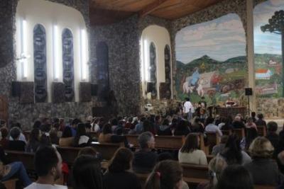 Com ParticipaÃ§Ã£o Da RCC e CTG EstÃ¢ncia do IguaÃ§u aconteceu o 4Âº dia da Novena da Padroeira em Laranjeiras do Sul