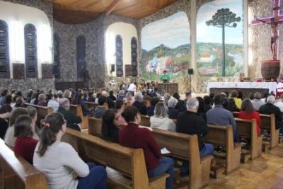 Com ParticipaÃ§Ã£o Da RCC e CTG EstÃ¢ncia do IguaÃ§u aconteceu o 4Âº dia da Novena da Padroeira em Laranjeiras do Sul