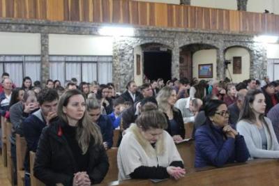 Com ParticipaÃ§Ã£o Da RCC e CTG EstÃ¢ncia do IguaÃ§u aconteceu o 4Âº dia da Novena da Padroeira em Laranjeiras do Sul