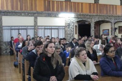Com ParticipaÃ§Ã£o Da RCC e CTG EstÃ¢ncia do IguaÃ§u aconteceu o 4Âº dia da Novena da Padroeira em Laranjeiras do Sul