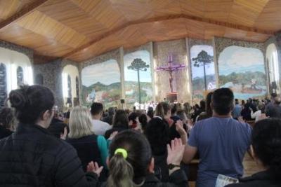 Com ParticipaÃ§Ã£o Da RCC e CTG EstÃ¢ncia do IguaÃ§u aconteceu o 4Âº dia da Novena da Padroeira em Laranjeiras do Sul