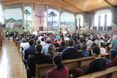 Com a participaÃ§Ã£o da secretaria de SaÃºde em alusÃ£o ao outubro rosa aconteceu o 7Âº dia da Novena da Padroeira em Laranjeiras do Sul