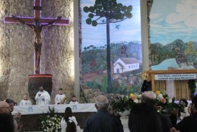 Com a participaÃ§Ã£o da secretaria de SaÃºde em alusÃ£o ao outubro rosa aconteceu o 7Âº dia da Novena da Padroeira em Laranjeiras do Sul