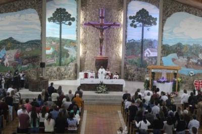 Com a participaÃ§Ã£o da secretaria de SaÃºde em alusÃ£o ao outubro rosa aconteceu o 7Âº dia da Novena da Padroeira em Laranjeiras do Sul