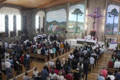 Com a participaÃ§Ã£o da secretaria de SaÃºde em alusÃ£o ao outubro rosa aconteceu o 7Âº dia da Novena da Padroeira em Laranjeiras do Sul