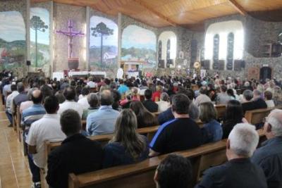 Com a participaÃ§Ã£o da secretaria de SaÃºde em alusÃ£o ao outubro rosa aconteceu o 7Âº dia da Novena da Padroeira em Laranjeiras do Sul