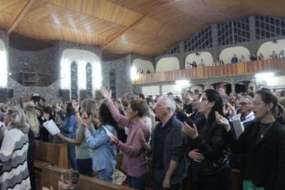 Com a participaÃ§Ã£o da secretaria de SaÃºde em alusÃ£o ao outubro rosa aconteceu o 7Âº dia da Novena da Padroeira em Laranjeiras do Sul