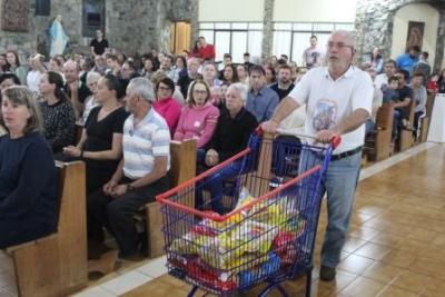 Com a participaÃ§Ã£o da secretaria de SaÃºde em alusÃ£o ao outubro rosa aconteceu o 7Âº dia da Novena da Padroeira em Laranjeiras do Sul