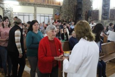 Com a participaÃ§Ã£o da secretaria de SaÃºde em alusÃ£o ao outubro rosa aconteceu o 7Âº dia da Novena da Padroeira em Laranjeiras do Sul