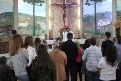 Com a participaÃ§Ã£o da secretaria de SaÃºde em alusÃ£o ao outubro rosa aconteceu o 7Âº dia da Novena da Padroeira em Laranjeiras do Sul
