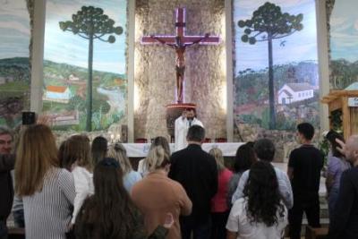 Com a participaÃ§Ã£o da secretaria de SaÃºde em alusÃ£o ao outubro rosa aconteceu o 7Âº dia da Novena da Padroeira em Laranjeiras do Sul