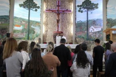 Com a participaÃ§Ã£o da secretaria de SaÃºde em alusÃ£o ao outubro rosa aconteceu o 7Âº dia da Novena da Padroeira em Laranjeiras do Sul