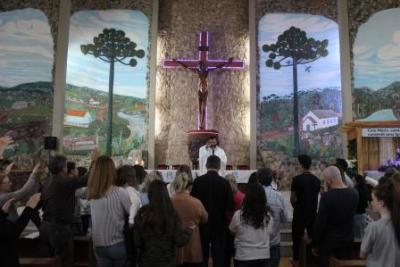 Com a participaÃ§Ã£o da secretaria de SaÃºde em alusÃ£o ao outubro rosa aconteceu o 7Âº dia da Novena da Padroeira em Laranjeiras do Sul