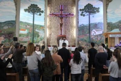Com a participaÃ§Ã£o da secretaria de SaÃºde em alusÃ£o ao outubro rosa aconteceu o 7Âº dia da Novena da Padroeira em Laranjeiras do Sul