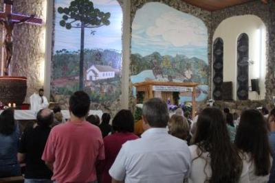 Com a participaÃ§Ã£o da secretaria de SaÃºde em alusÃ£o ao outubro rosa aconteceu o 7Âº dia da Novena da Padroeira em Laranjeiras do Sul