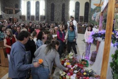Com a participaÃ§Ã£o da secretaria de SaÃºde em alusÃ£o ao outubro rosa aconteceu o 7Âº dia da Novena da Padroeira em Laranjeiras do Sul