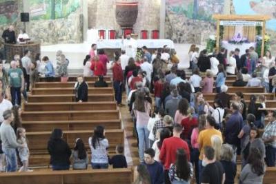 Com a participaÃ§Ã£o da secretaria de SaÃºde em alusÃ£o ao outubro rosa aconteceu o 7Âº dia da Novena da Padroeira em Laranjeiras do Sul