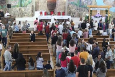 Com a participaÃ§Ã£o da secretaria de SaÃºde em alusÃ£o ao outubro rosa aconteceu o 7Âº dia da Novena da Padroeira em Laranjeiras do Sul