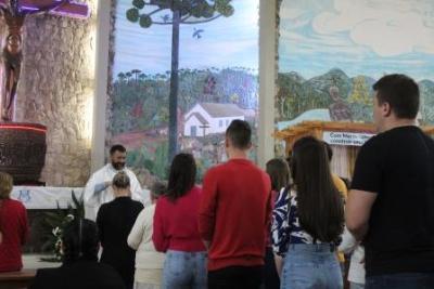 Com a participaÃ§Ã£o da secretaria de SaÃºde em alusÃ£o ao outubro rosa aconteceu o 7Âº dia da Novena da Padroeira em Laranjeiras do Sul
