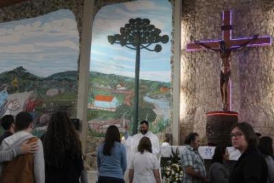 Com a participaÃ§Ã£o da secretaria de SaÃºde em alusÃ£o ao outubro rosa aconteceu o 7Âº dia da Novena da Padroeira em Laranjeiras do Sul