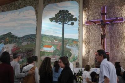 Com a participaÃ§Ã£o da secretaria de SaÃºde em alusÃ£o ao outubro rosa aconteceu o 7Âº dia da Novena da Padroeira em Laranjeiras do Sul